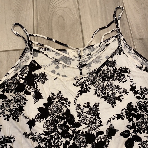 Free Kisses tank top 1X - Picture 2 of 5